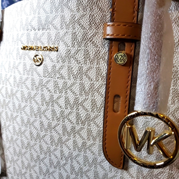 Michael Kors Vanilla Monogram - Picture 2 of 9